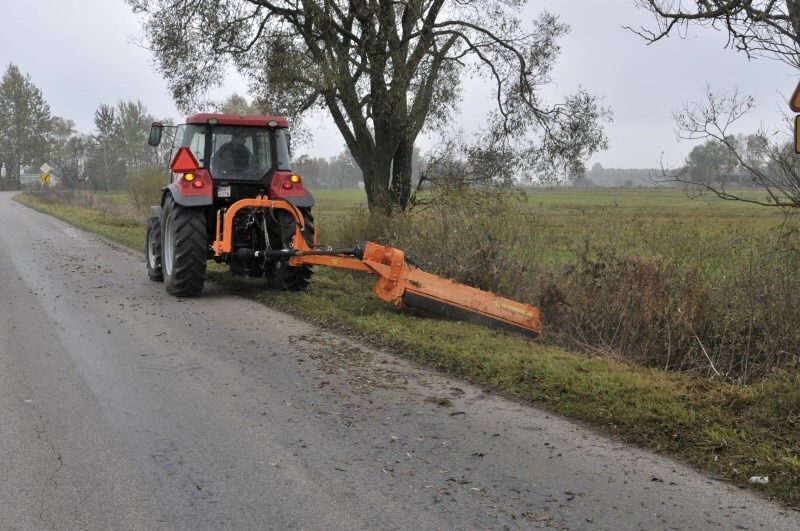 Koszenie trawy kosiarką Bijakową, karczowanie rozdrabnianie gałęzi