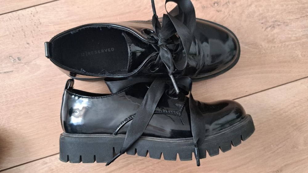 Eleganckie buty lakierki 32 Reserved