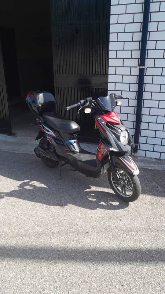 Moto electrica bateria litiu da mas o menos por volta de 30 a 40 km