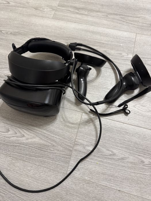 Samsung HMD Odyssey — VR-шолом з контролерами