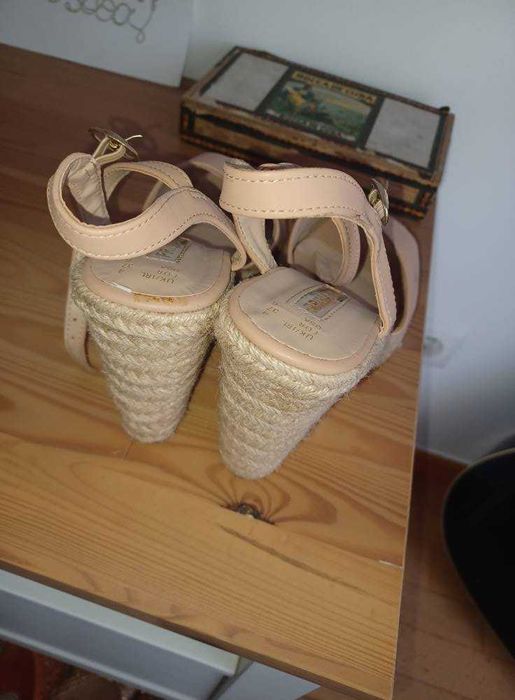 Sandálias de cunha nude