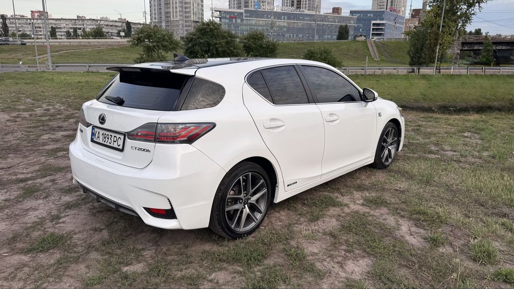 Продам Lexus ct200h