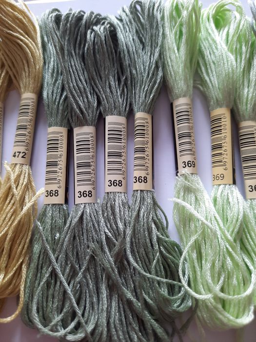 20 meadas de fio para bordados, ponto cruz e costura. 
Várias cores di