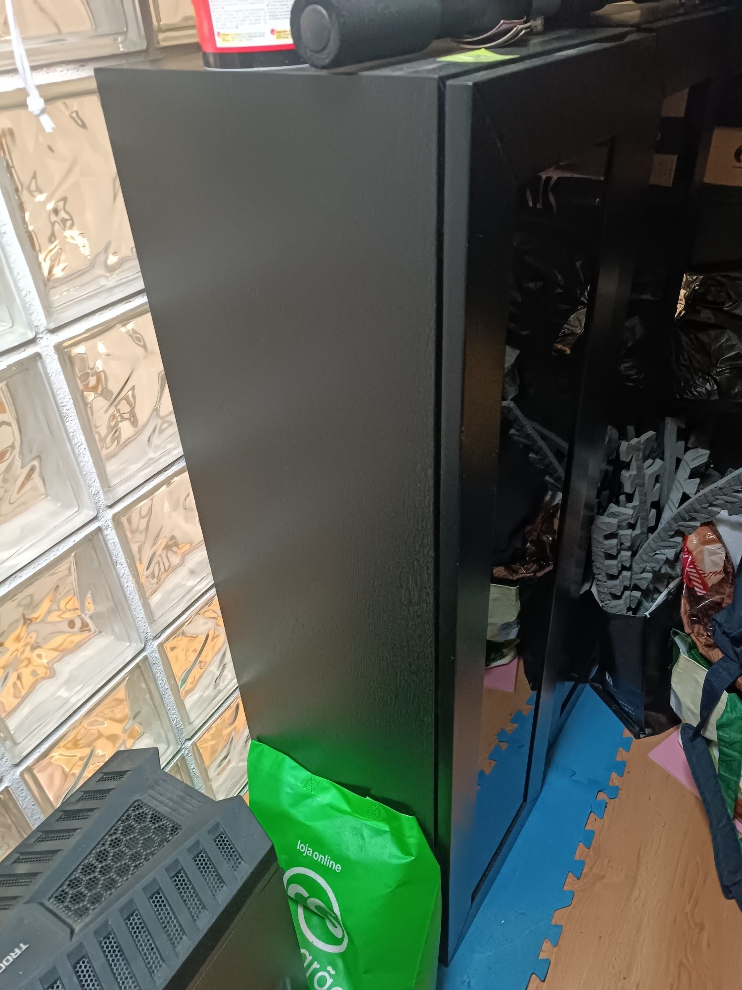 Vitrine em wengue preta