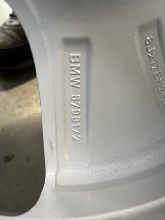Felgi aluminiowe z oponami zimowymi 17 cali BMW 5