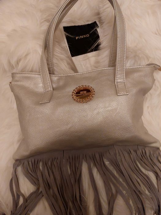 Stylowa srebrna torebka z ozdobnymi frędzlami