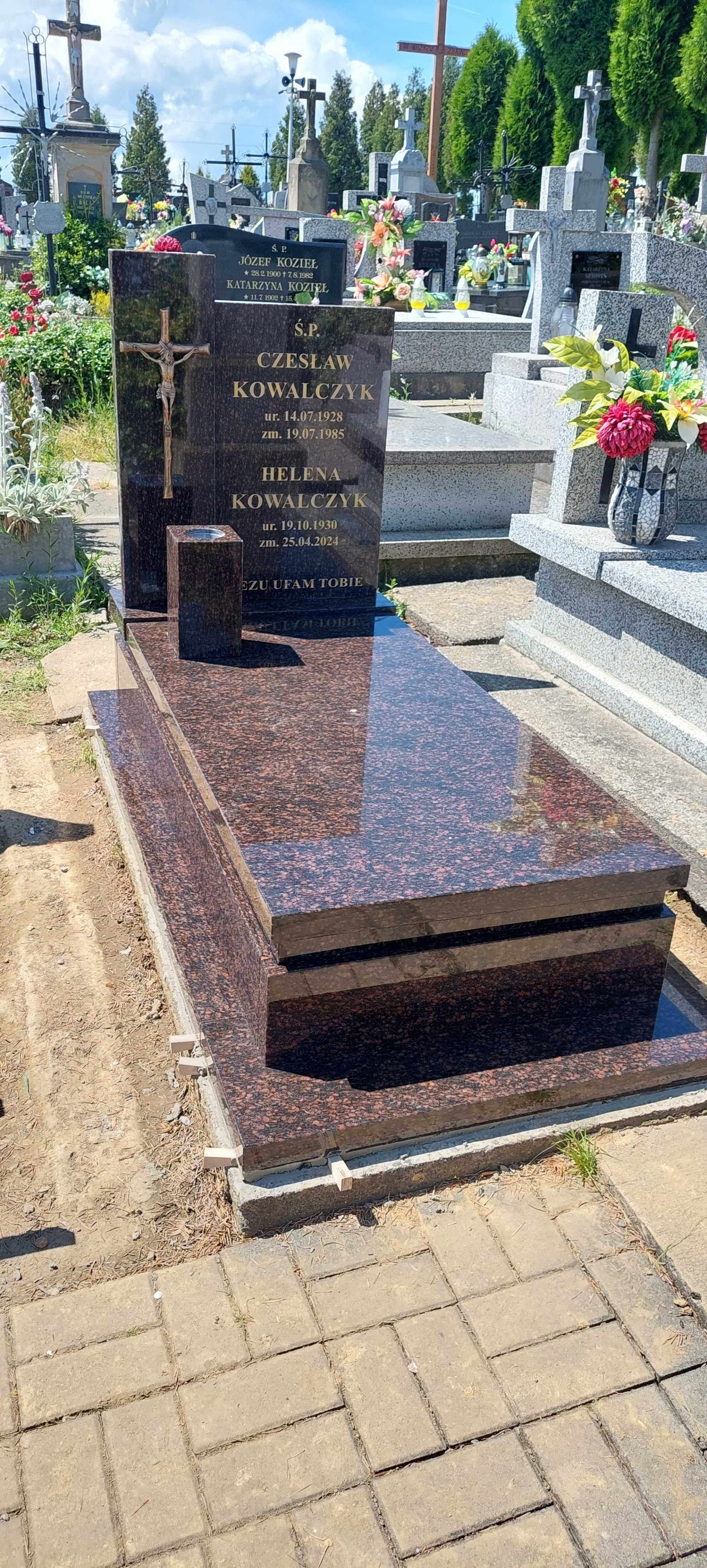 Nagrobek granitowy
