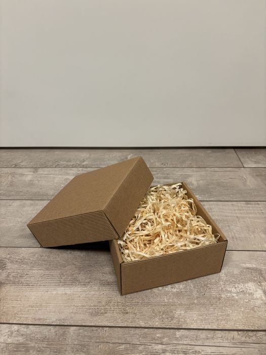 Pudełko dekoracyjne preznetowe kartonowe 16x16 z wypełniaczem