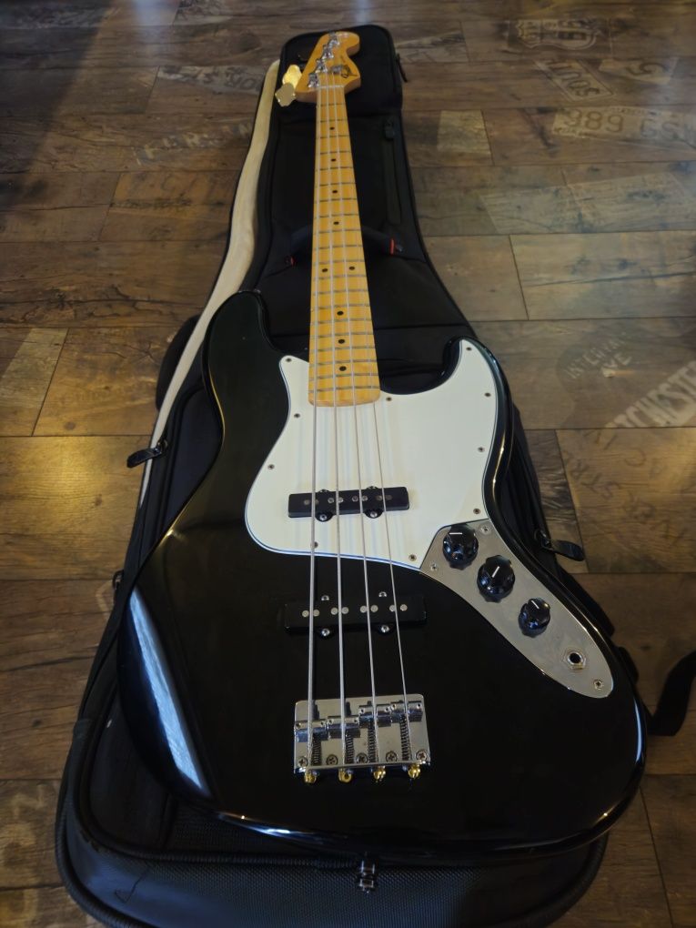 Fender Standard Jazz Bass®, Maple Fingerboard, Black