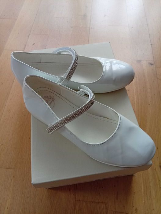 Białe lakierowane baleriny dziewczęce 35