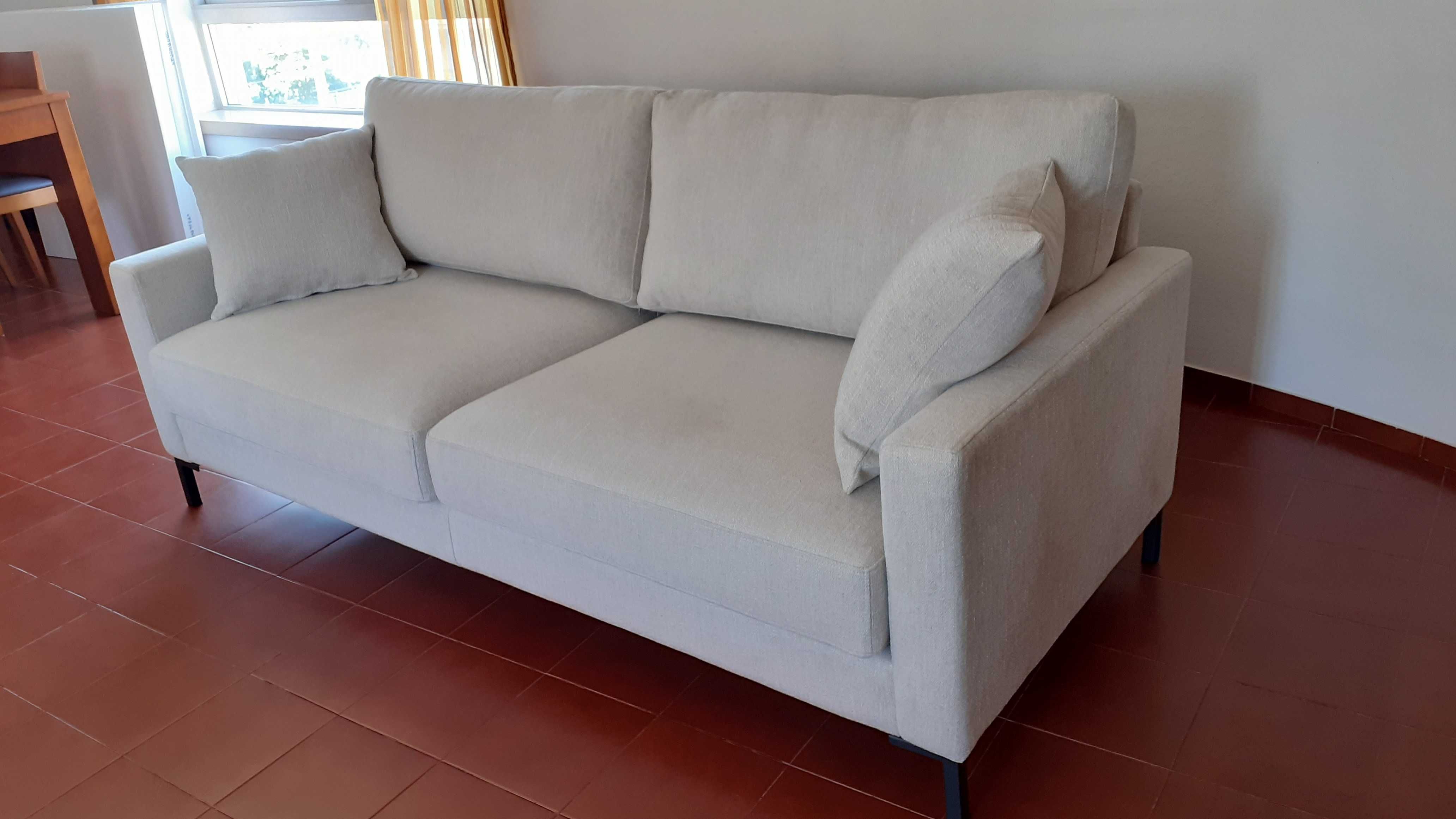 Sofá elegante e muito confortável. Como novo.