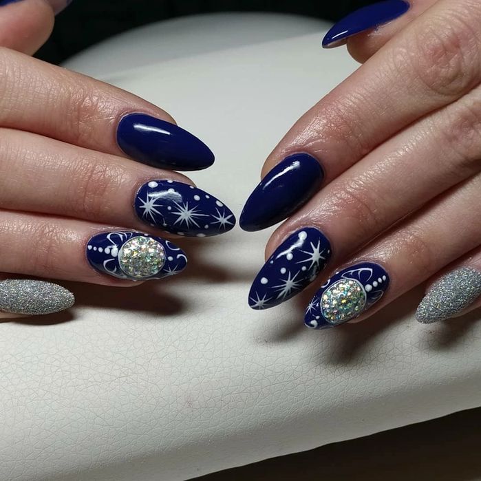 Нарощування нігтів, та Манікюр, і Педікюр.