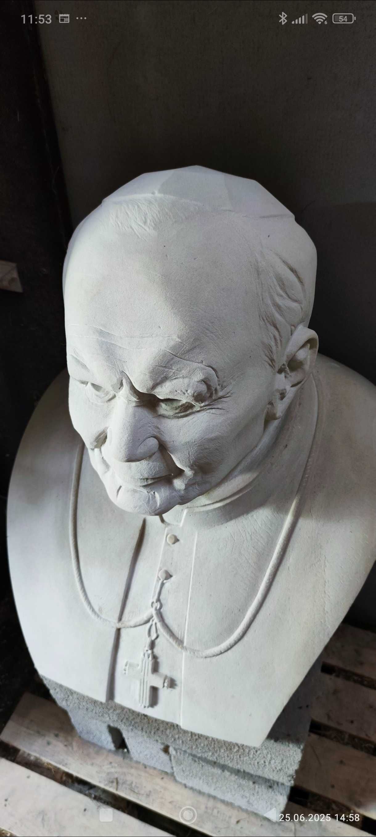 Jan Paweł II papież popiersie rzeźba kamień piaskowiec jasny