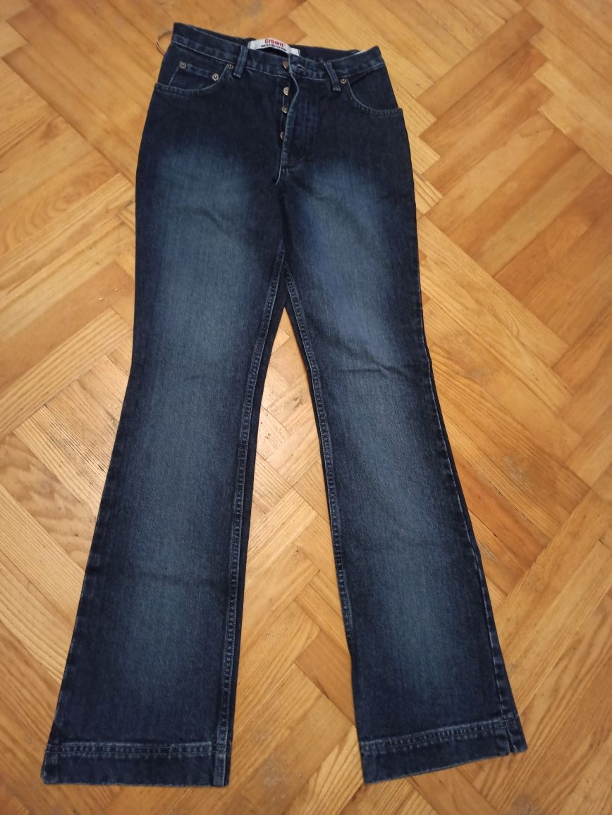 Jeansy damskie proste, lekko rozszerzane, granatowe. Crown jeans.