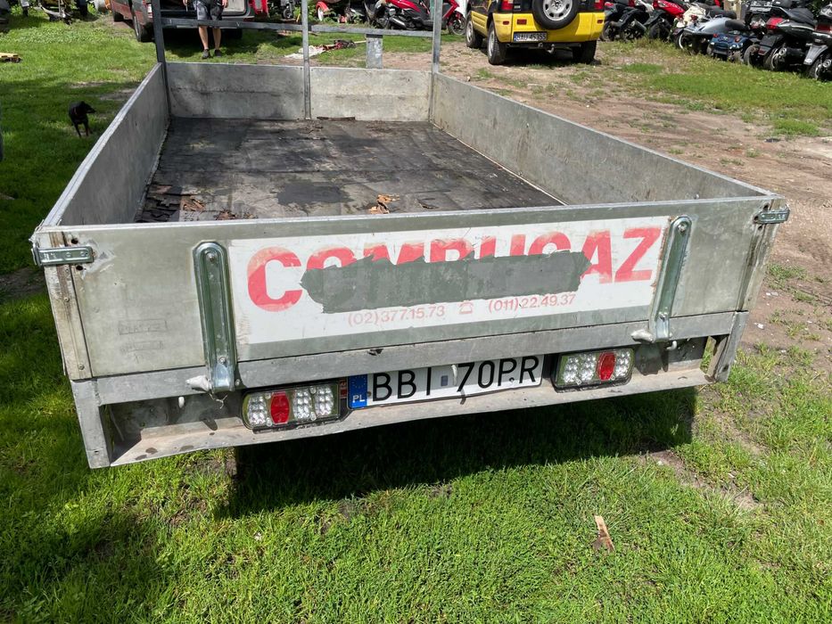 Przyczepka samochodowa dwuosiowa