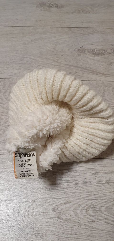 Czapka zimowa damska SUPERDRY z pomponem
