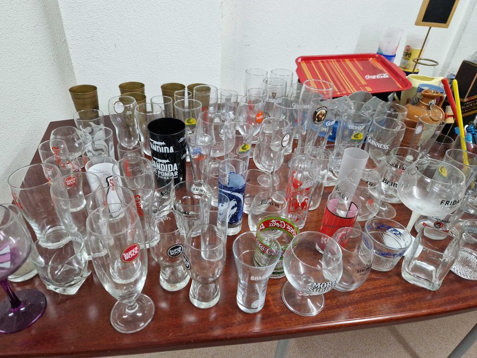 Grande coleção de copos publicitários novos e antigos