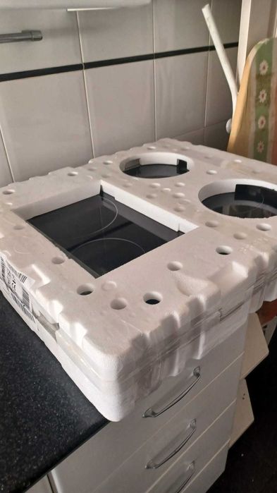 Placa vitrocerâmica pouco uso com avaria eletrónica