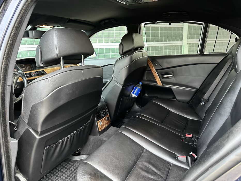 BMW E60 4.4i V8 333KM Xenon, Komforty czarne, czarny sufit