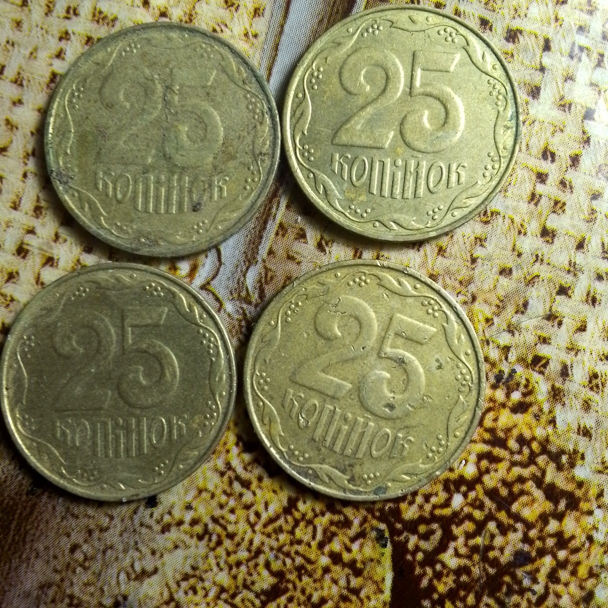 Продам 4 монети по 25 копійок 2013 года цена за 1 штуку 6000 гривень