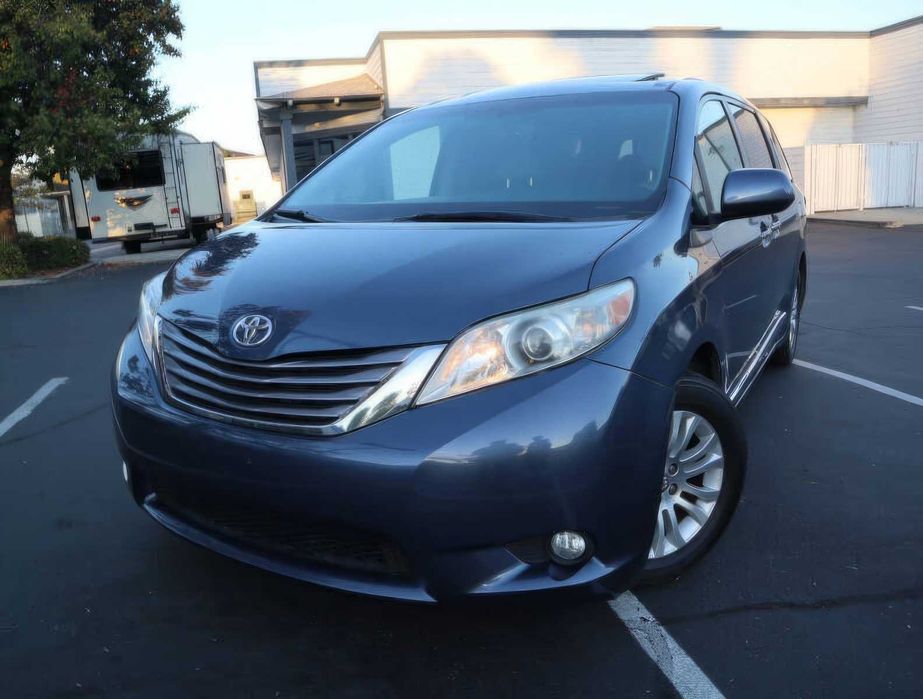 Toyota Sienna XLE      2017