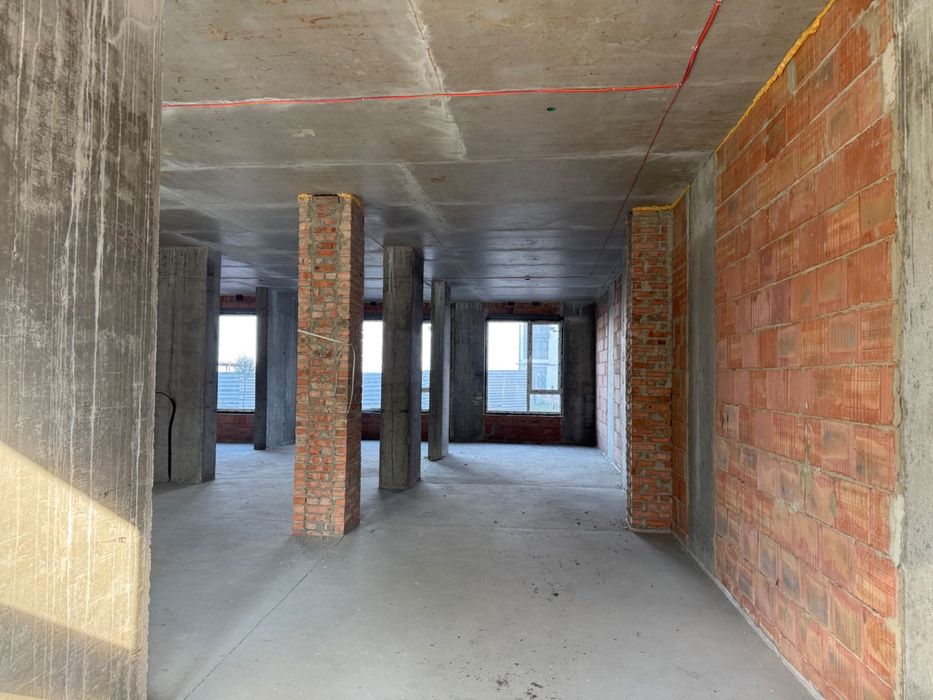 Продаж фасадного приміщення в новобудові