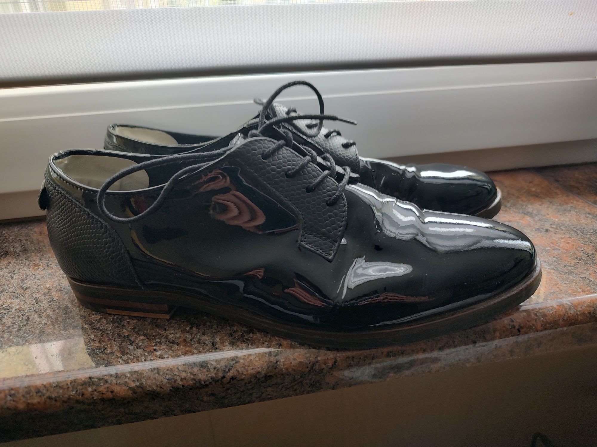 Skórzane czarne buty r.39