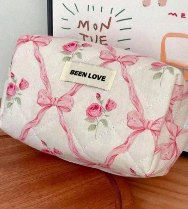 Косметичка з бантом та дизайном троянди, стильна та портативна.