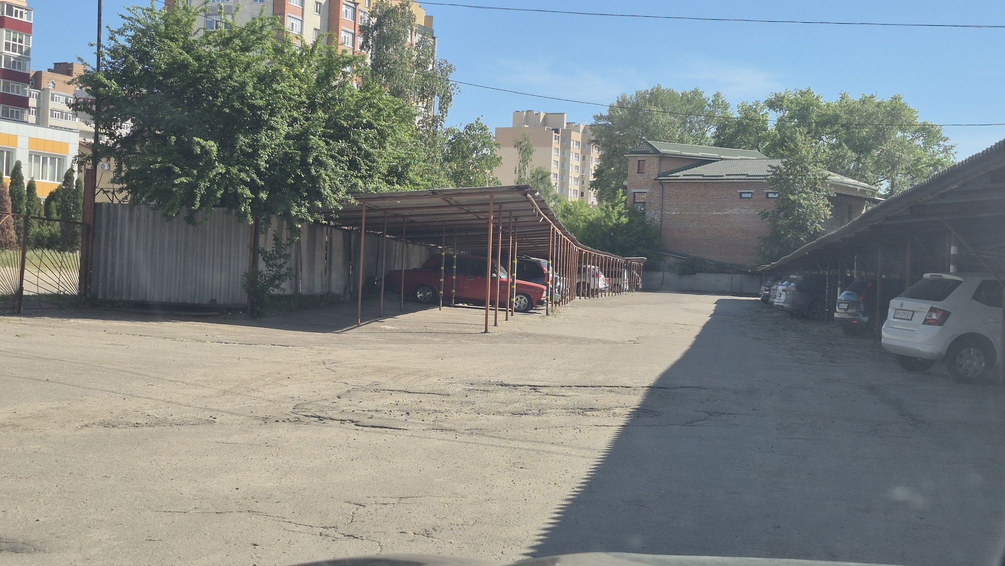Крите паркомісце №2 перший ряд біля охорони, пр-т Свободи, гот. Вікінг