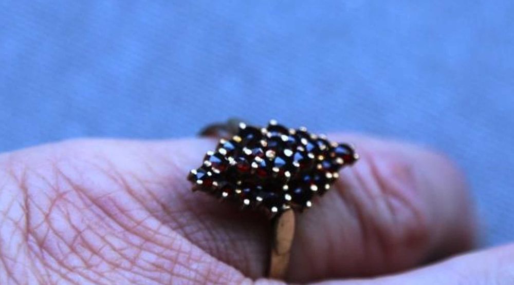 Cinco anéis com zircão marcassites e granadas