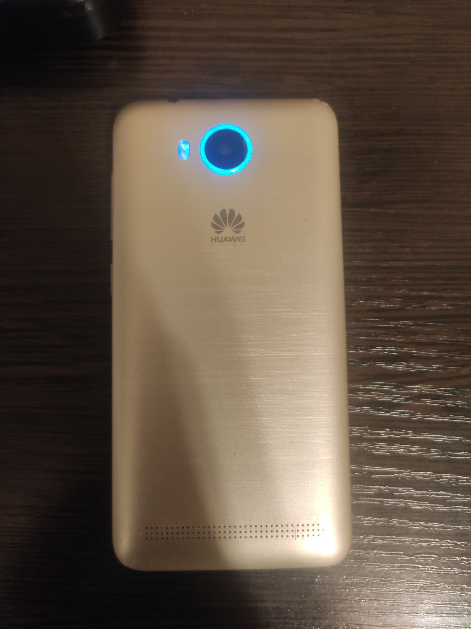 Продаю телефон Huawei LUA-U22
4 ядра
ОЗП 1 ГБ 
Внутр. пап. 8гб 
Версія