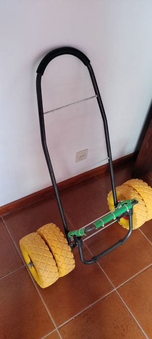 Carro de pesca para andar na areia.