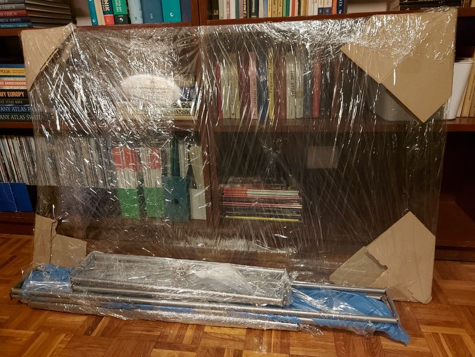 Stół ze szklanym blatem