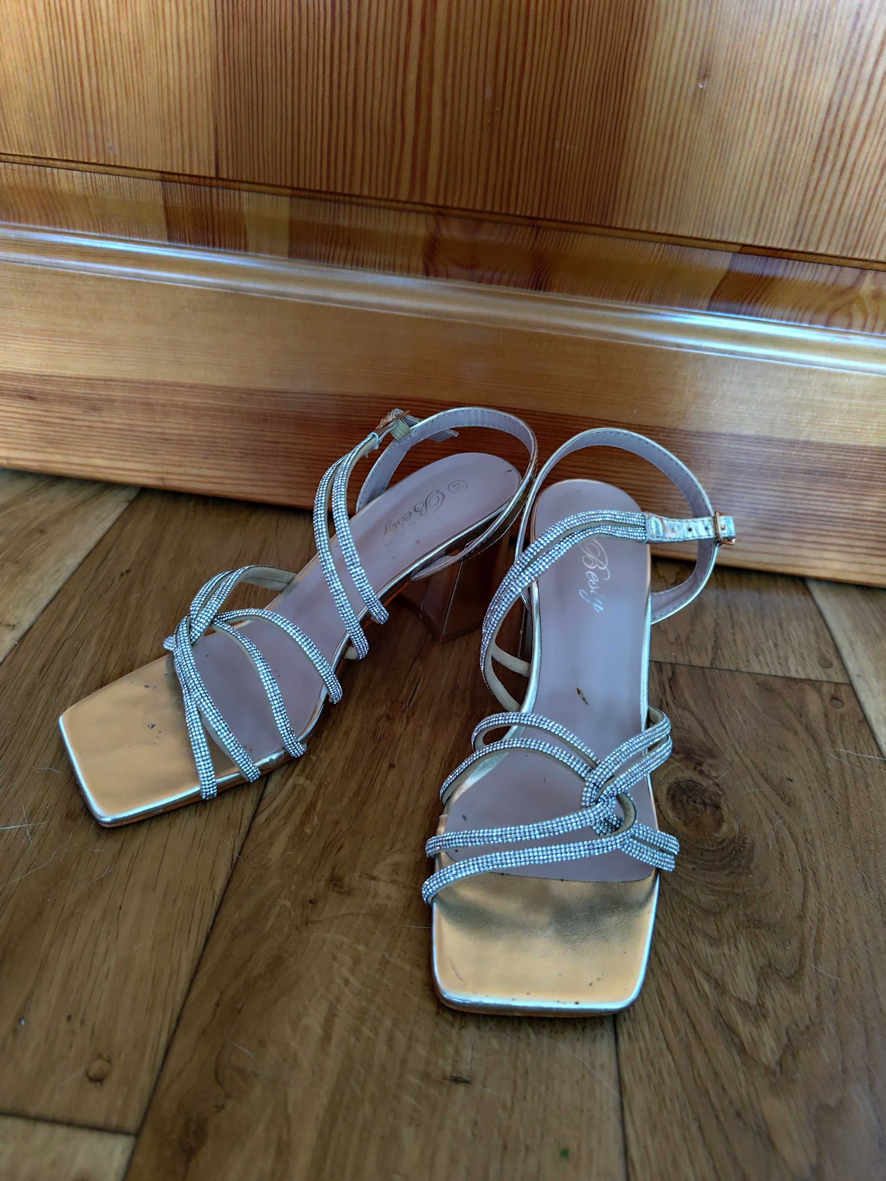 Piękne złote buty sandały na słupku z cekinami born2be