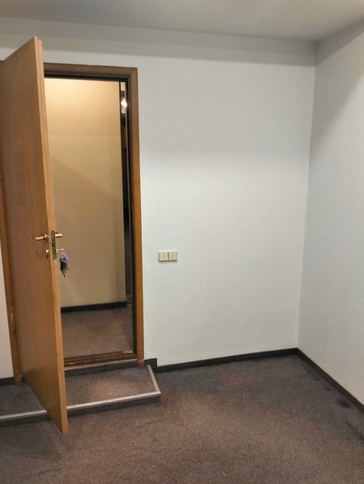 Три окремих  робочих  кабінету для адвоката, юриста нотаріуса аудитора