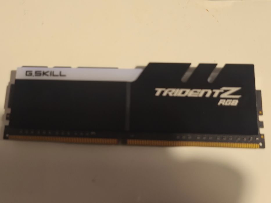 Memória RAM  G Skill Kit 16Gb (2xd8GB) DDR4 3600 MHz. Trident Z RGV