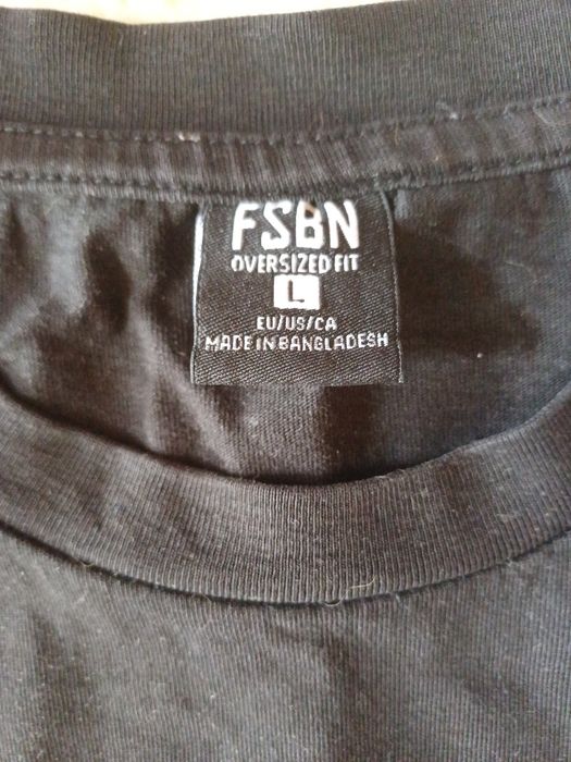 Czarna koszulka ze wzorem