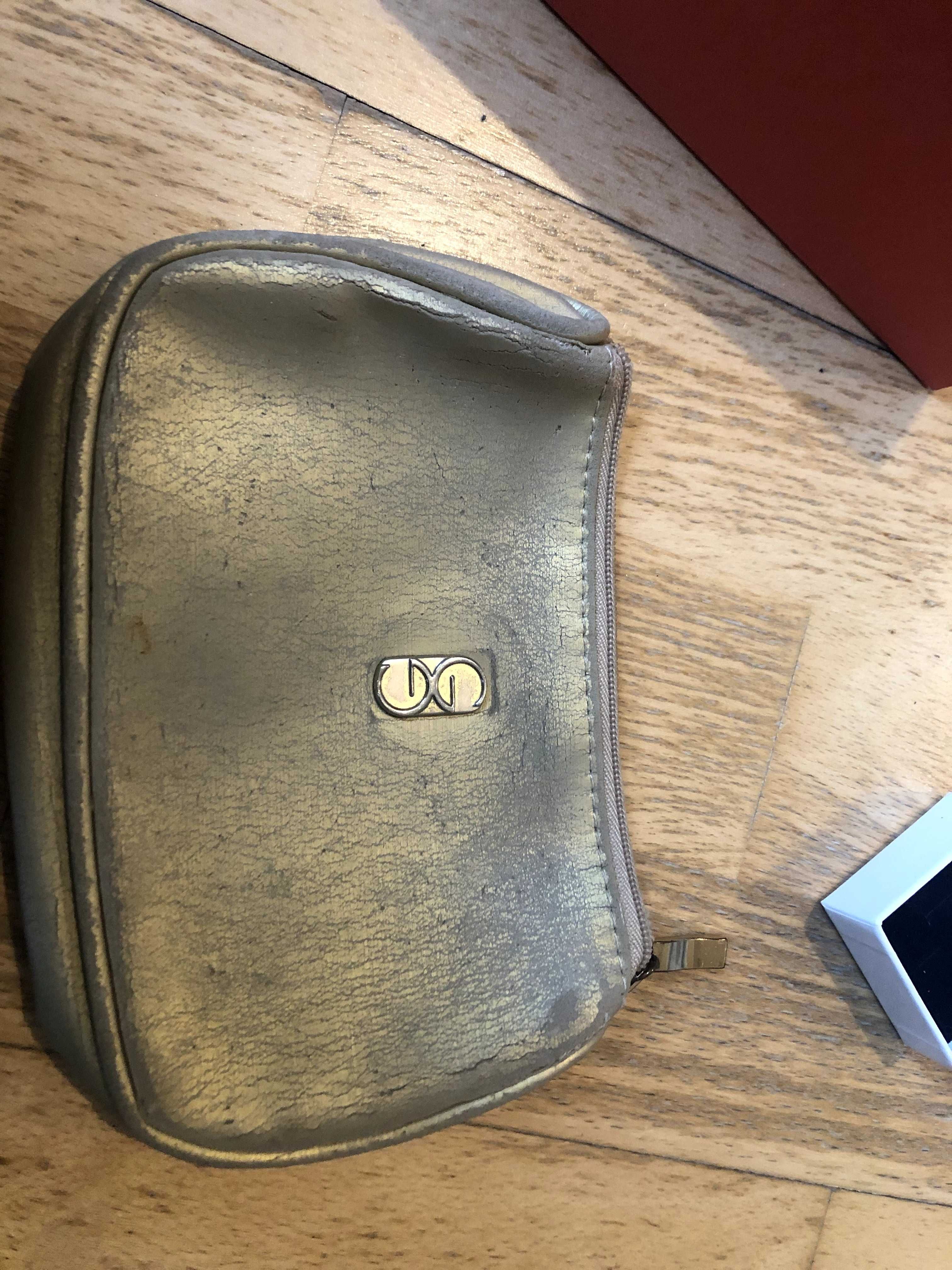 bolsa gucci dourada de maquilhagem