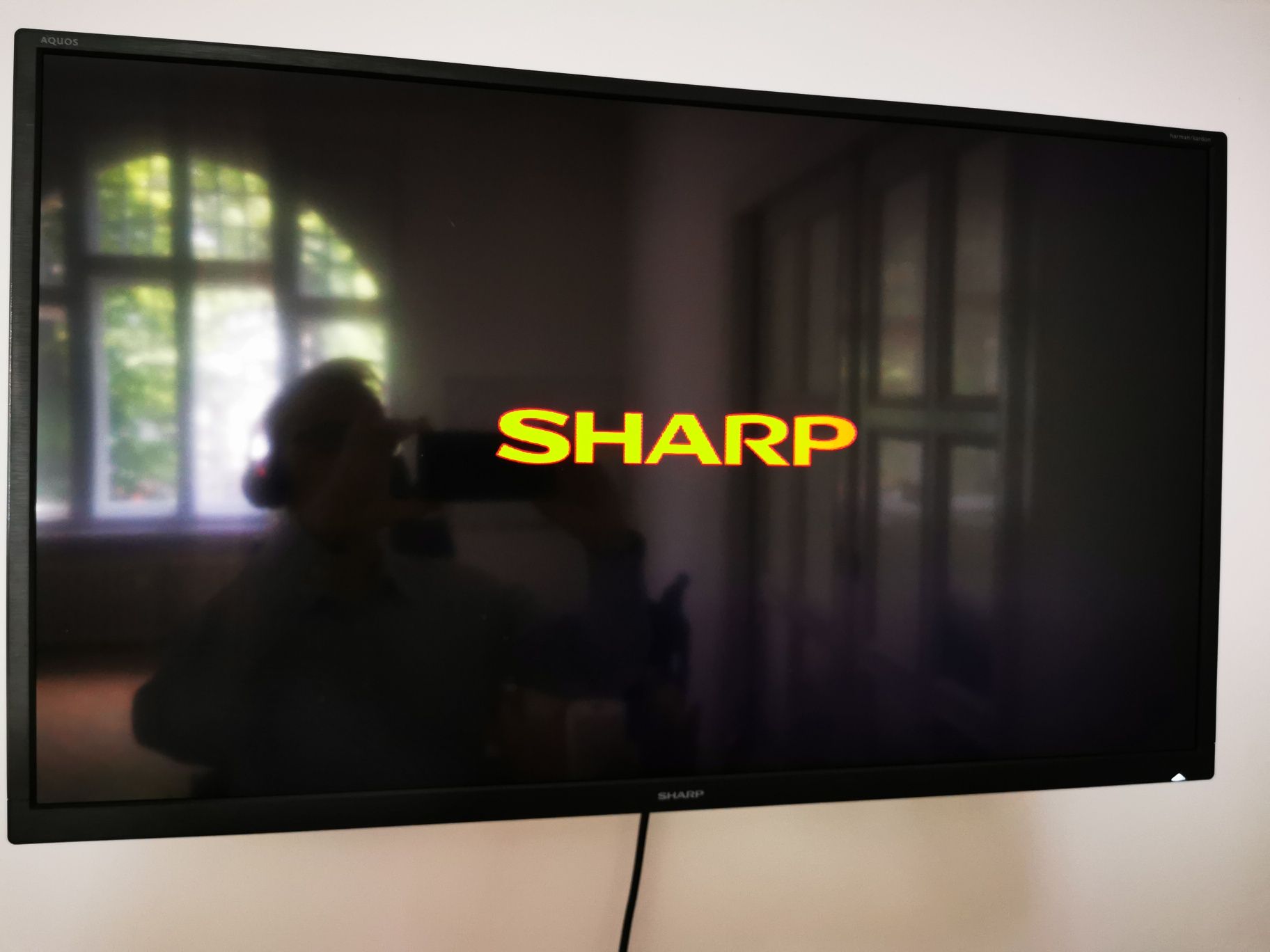 Telewizor Sharp Aquos 19" z podstawką i uchwytem ściennym