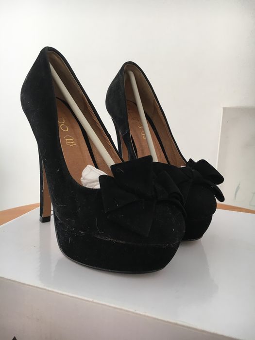 Sapatos da ALDO de salto alto em camurça pretos com laço