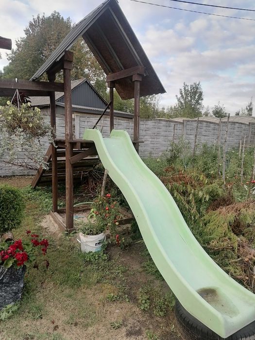 Zjeżdżalnia 250 cm plus domek.
