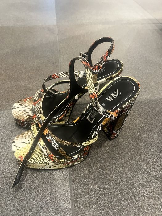 Vendo sandalias zara novas