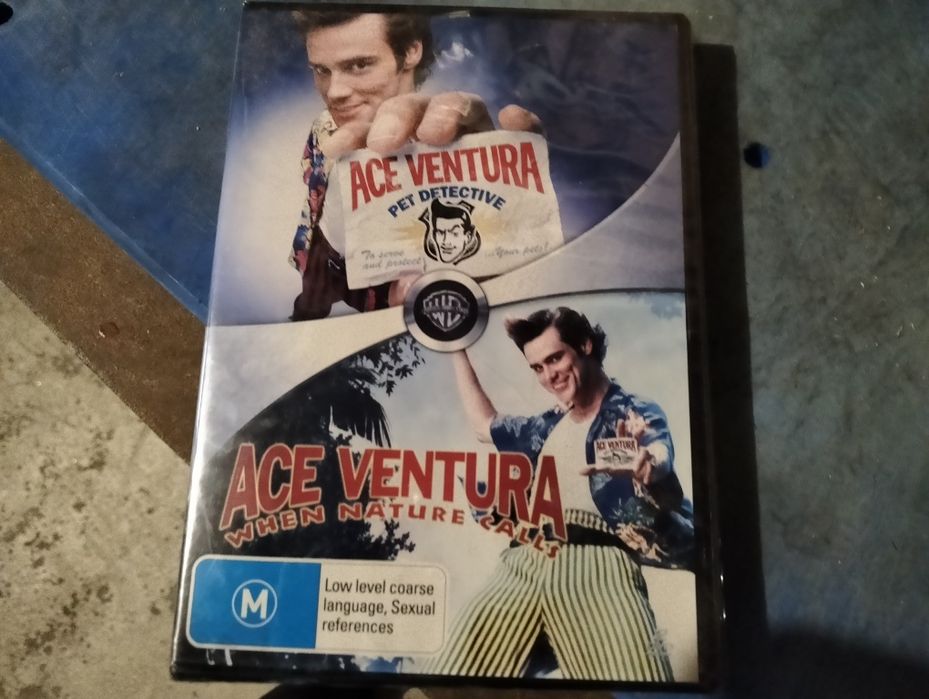 Vendo filme de comédia no plástico