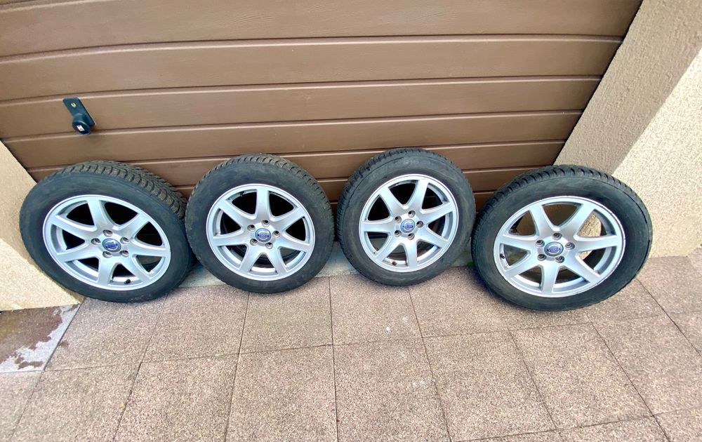 Oryginalne felgi aluminiowe z oponami zimowymi VOLVO 205/55/16