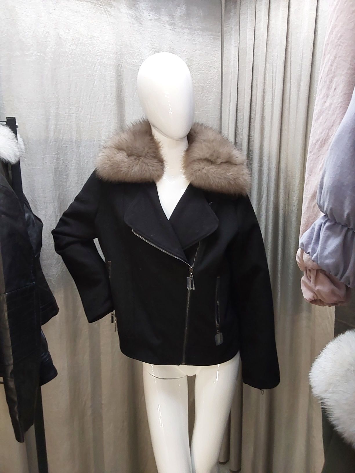 Женская куртка косуха из турецкого кашемира с песцовым воротником