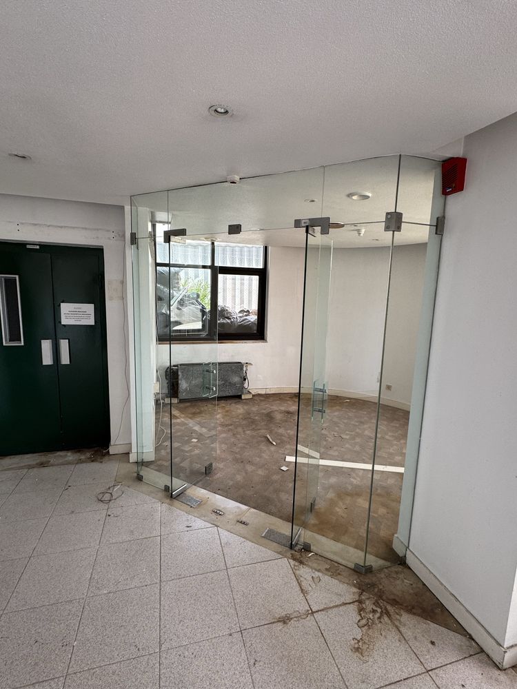 Divisoria de entrada em vidro com Portas