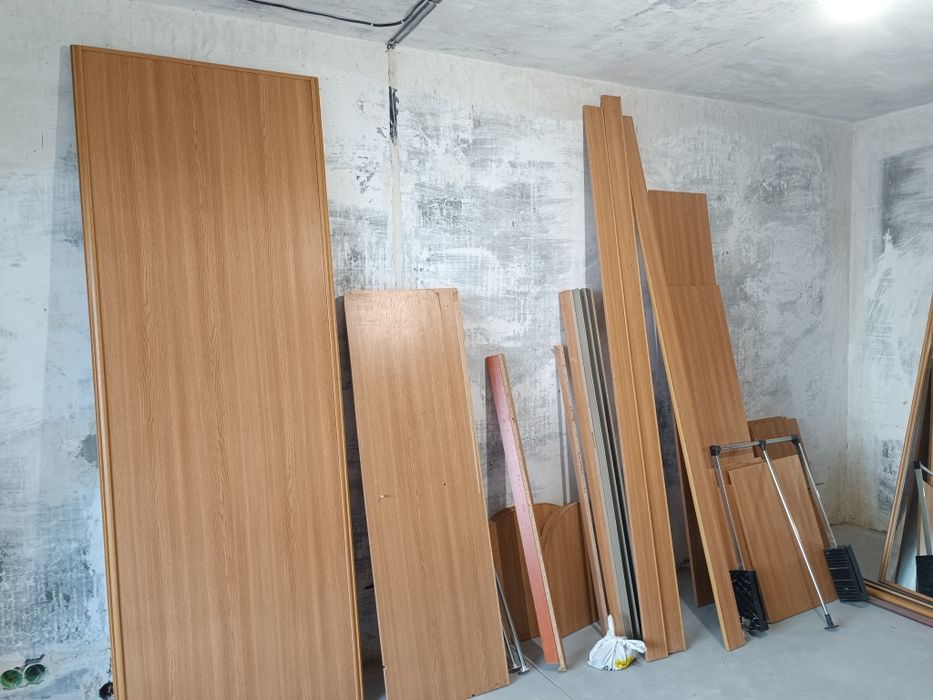 Две прихожие, двери для прихожей с зеркалами