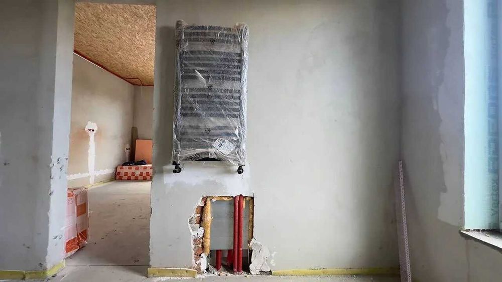 Зданий будинок поруч з містом