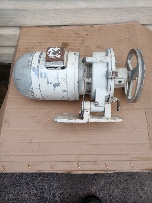 Двигун з тормозним пристроєм