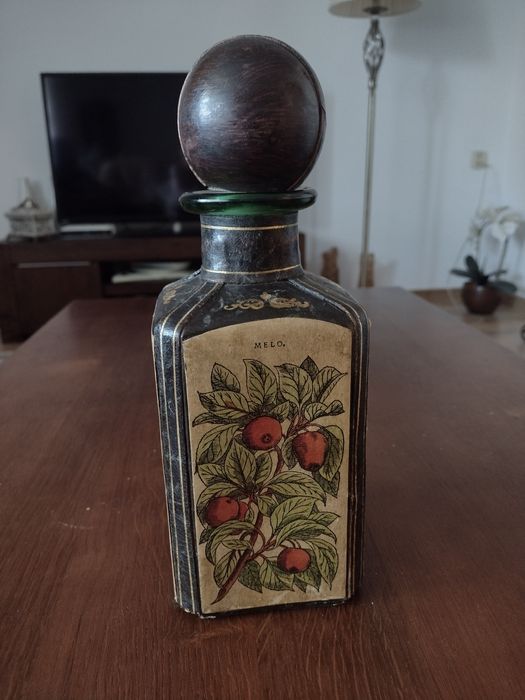 Stara włoska karafka okuta skorą